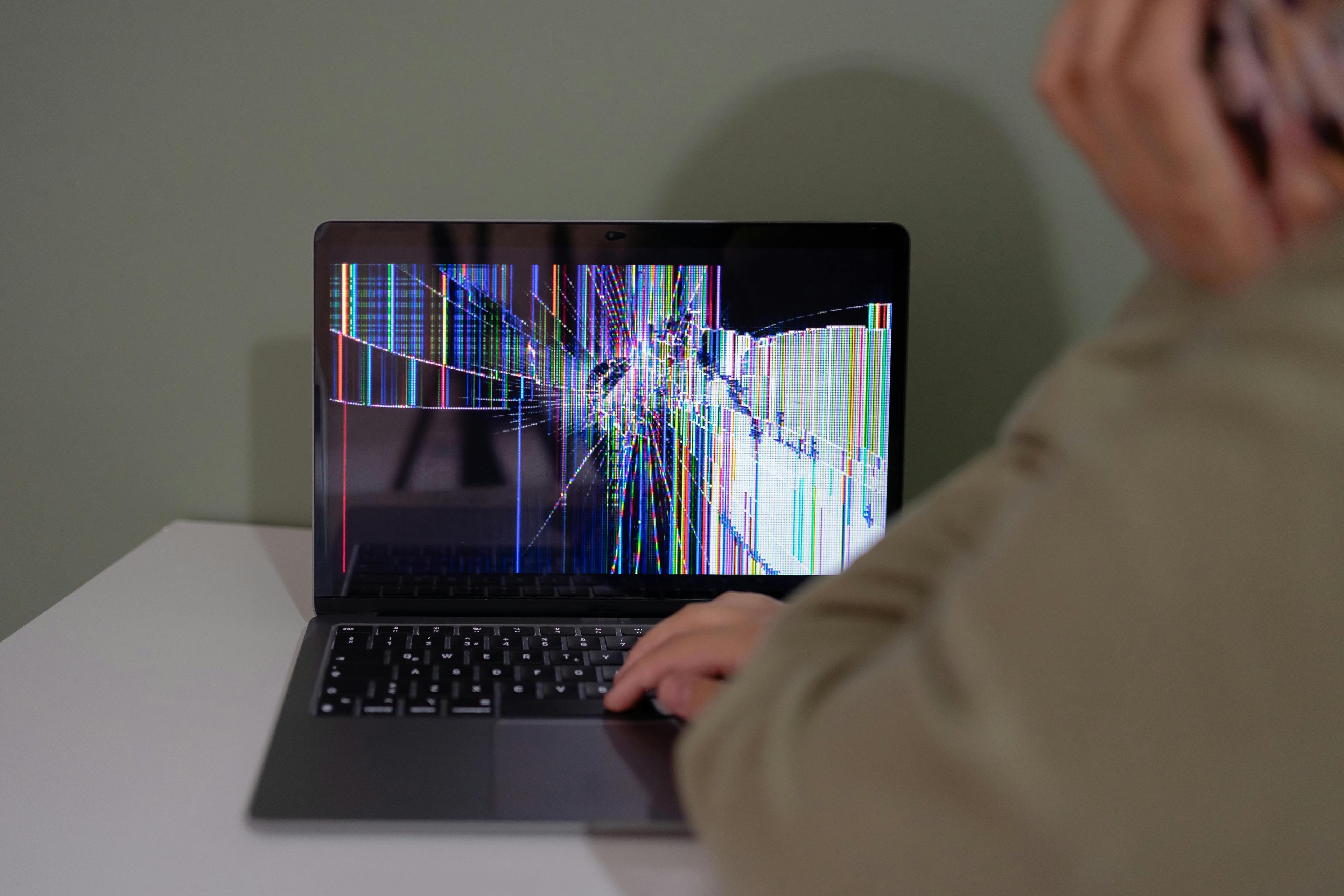 Side-view diagram of a laptop closing on a small object that creates a pressure point.
